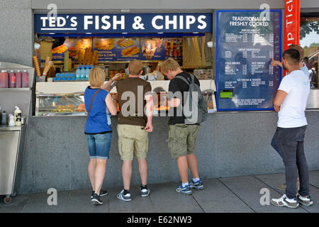 TEDS Fish and Chips shop comptoir back View groupe de touristes clients magasiner pour la cuisine britannique traditionnelle par les personnes visitant la Tour de Londres Angleterre Royaume-Uni Banque D'Images