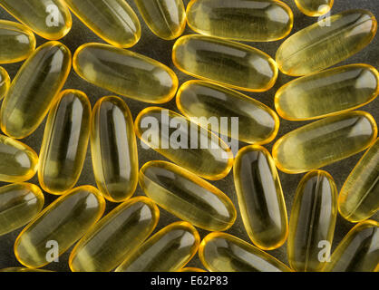 Une vue très étroite de l'huile de foie de morue capsules sur un fond sombre. Banque D'Images