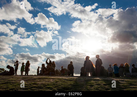 Londres, Angleterre - 10 août 2014 regarder la foule de Primrose Hill, attendant le Supermoon à comparaître Banque D'Images