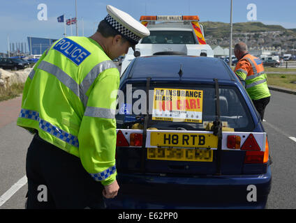 Dorset, UK. 12e Août, 2014. Dorset voitures sans saisir la police d'assurance automobile. Les pilotes avec aucune assurance ne sera arrêté et leurs véhicules retirés de la route immédiatement tout comme celui-ci. Le pilote doit obtenir une assurance juridique puis payer pour obtenir la voiture, plus ils seront à la charge de la voiture de tous les jours est enregistré aussi. 12 août 2014 Crédit : Dorset Media Service/Alamy Live News Banque D'Images