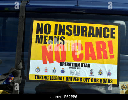 Dorset, UK. 12e Août, 2014. Dorset voitures sans saisir la police d'assurance automobile. Les pilotes avec aucune assurance ne sera arrêté et leurs véhicules retirés de la route immédiatement tout comme celui-ci. Le pilote doit obtenir une assurance juridique puis payer pour obtenir la voiture, plus ils seront à la charge de la voiture de tous les jours est enregistré aussi. 12 août 2014 Crédit : Dorset Media Service/Alamy Live News Banque D'Images