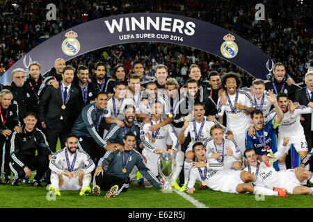 Cardiff, Pays de Galles. 12e Août, 2014. Super Coupe de l'UEFA. Real Madrid CF v FC Séville. Real Madrid CF squad célèbrent leur victoire avec le trophée gagnants : Action Crédit Plus Sport/Alamy Live News Banque D'Images