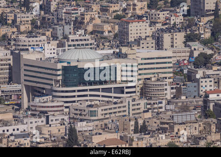 Hébron, Israël/Cisjordanie. Un centre commercial moderne entouré de bâtiments résidentiels palestiniens. Banque D'Images