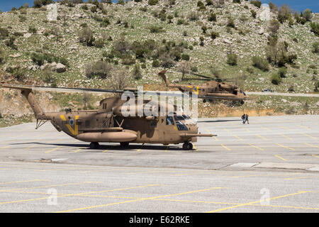 Un cargo militaire israélien CH-53 hélicoptère décoller à partir d'un stationnement situé près de Mt. L'Hermon au plateau du Golan. Banque D'Images