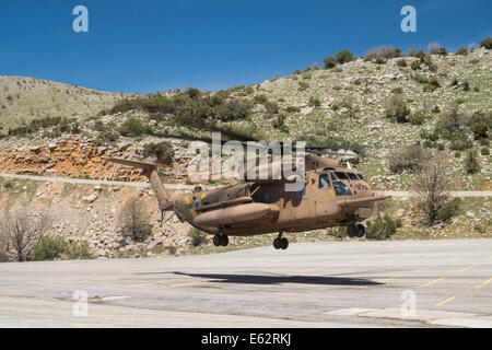 Un cargo militaire israélien CH-53 hélicoptère décoller à partir d'un stationnement situé près de Mt. L'Hermon au plateau du Golan. Banque D'Images