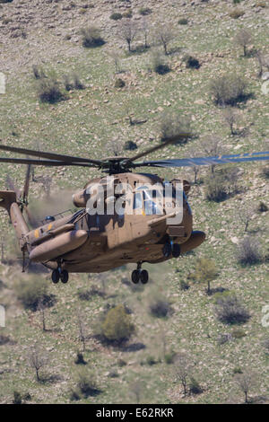 Un CH-53 israélien hélicoptère cargo militaire près de Mt. L'Hermon au plateau du Golan. Banque D'Images