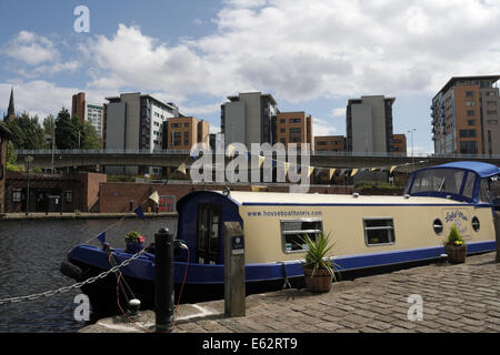 Bateau de canal amarré dans Victoria Quays, Sheffield canal bassin Angleterre bateau étroit Royaume-Uni utilisé un hôtel flottant voies navigables britanniques Houseboats hôtels vacances Banque D'Images