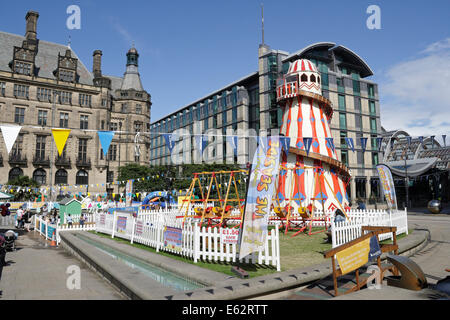 Fête foraine pour enfants Aire de jeux dans le Peace Gardens dans le centre-ville de Sheffield Banque D'Images