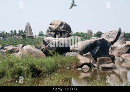 Vue sur la rivière et temple Hindou à Hampi Banque D'Images