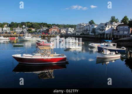 08 AOÛT À ROCKPORT : vue de Rockport Harbor et bateaux en journée d'été , Rockport, Massachusetts, New England, USA Banque D'Images