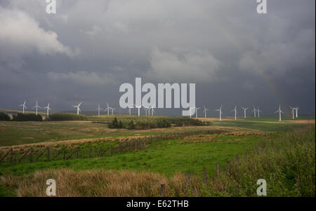 Droit dun parc éolien sur Soutra Hill au sud d'Edimbourg, Ecosse, avec arc-en-ciel. Banque D'Images