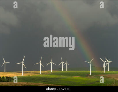 Droit dun parc éolien sur Soutra Hill au sud d'Edimbourg, Ecosse, avec arc-en-ciel. Banque D'Images