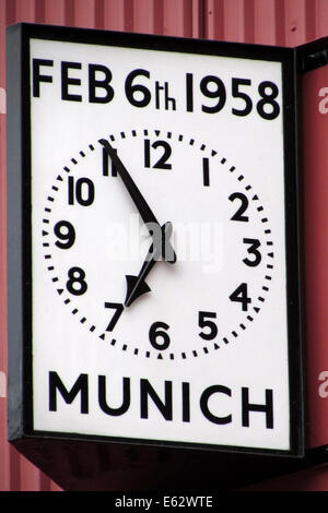 Manchester, UK. 12e Août, 2014. Réunis14 - Manchester United v Valence. Le premier match à domicile pour le nouveau manager Louis Van Gaal et le dispositif de pré saison finale avant la saison de foot 2014-2015 - le coup d'Old Trafford, Manchester, Angleterre le 12 août 2014 sur la photo - l'horloge de Munich, un mémorial pour les joueurs qui sont morts dans le crash d'air de Munich de 1958. Credit : KEITH MAYHEW/Alamy Live News Banque D'Images