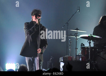 Toronto, Canada. 12 août 2014. Groupe de rock anglais Echo & The Bunnymen avec le chanteur Ian McCulloch en prestation au Danforth Music Hall à l'appui de leur nouvel album METEORITIES. Credit : EXImages/Alamy Live News Banque D'Images