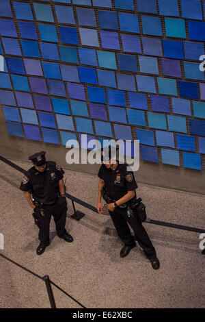 9/11 Memorial, New York. Deux policiers de garde tout en discutant dans le musée. Banque D'Images