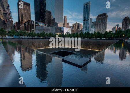 Manhattan, New York. Gratte-ciel et de leurs réflexions dans le 9/11 Memorial Fountain at 'ground zero' Banque D'Images