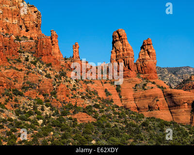 Les deux Sœurs prends le long de deux buttes red rock formation Sedona AZ une populaire destination touristique du sud-ouest de l'Arizona Banque D'Images