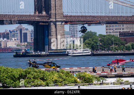 New York. Hélicoptères décoller d'une hélisurface à Manhattan, près du pont de Brooklyn. Banque D'Images