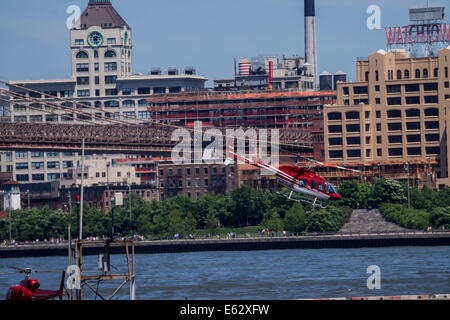 New York. Hélicoptères décoller d'une hélisurface à Manhattan, près du pont de Brooklyn. Banque D'Images