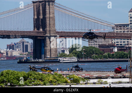 New York. Hélicoptères décoller d'une hélisurface à Manhattan, près du pont de Brooklyn. Banque D'Images