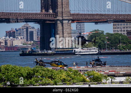 New York. Hélicoptères décoller d'une hélisurface à Manhattan, près du pont de Brooklyn. Banque D'Images