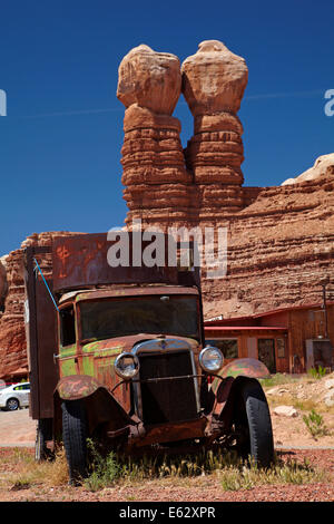 Twin Rocks, Navajo et camion Chevrolet à l'abandon, par Twin Rocks Trading Post, Bluff, San Juan County, Utah, USA Banque D'Images