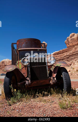 Camion Chevrolet à l'abandon, par Twin Rocks Trading Post, Bluff, San Juan County, Utah, USA Banque D'Images