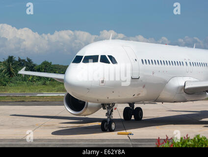 Avion sur le tarmac en attente d'être desservies par le personnel au sol Banque D'Images