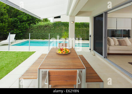 Jardin de banlieue moderne et un salon avec table et piscine Banque D'Images