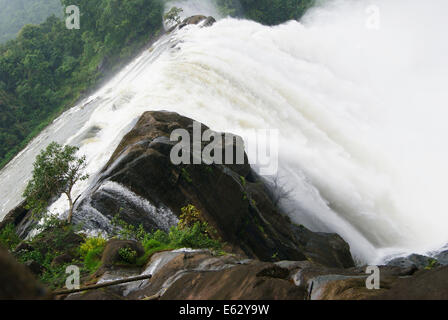 Athirapally Falls Cascade athirappilly vue pendant la mousson au Kerala Inde Banque D'Images