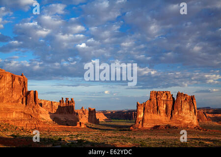 Voir des formations rocheuses de la Sal vue montagnes, Arches National Park, près de Moab, Utah, USA Banque D'Images