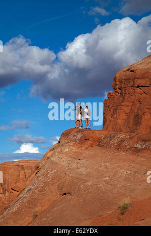 Randonneurs sur le sentier à Delicate Arch, Arches National Park, près de Moab, Utah, USA Banque D'Images