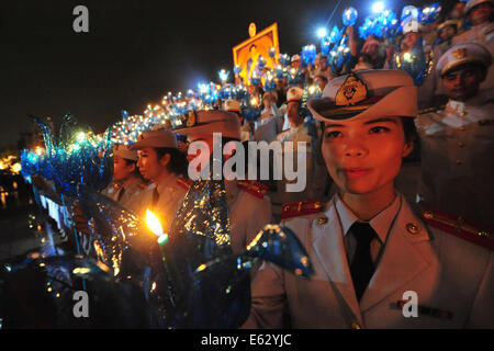 Bangkok, Thaïlande. 12e Août, 2014. Les officiers de l'armée thaïlandaise allumer des bougies pour la reine Sirikit Thaï pour son 82e anniversaire à Bangkok, Thaïlande, le 12 août 2014. La Thaïlande a célébré l'anniversaire de la Reine Sirikit, le 12 août. Credit : Rachen Sageamsak/Xinhua/Alamy Live News Banque D'Images