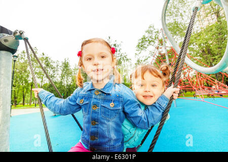 Portrait de deux filles sur l'ensemble d'oscillation en été Banque D'Images