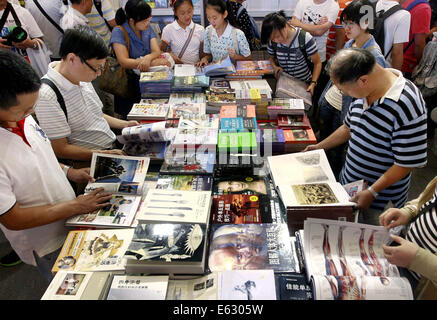 Shanghai, Chine. 13e Août, 2014. 2014 personnes visitent le salon du livre de Shanghai à Shanghai, la Chine orientale, le 13 août 2014. La foire du livre a été ouverte le mercredi, affichant 150 000 sortes de livres. © Ding Ting/Xinhua/Alamy Live News Banque D'Images