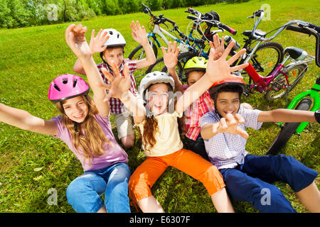 Vue du haut des enfants dans les mains avec des casques Banque D'Images