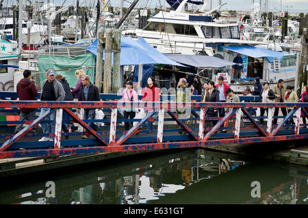 Les gens marcher sur la rampe du marché au poisson frais sur les quais de Fisherman's Wharf à Steveston, BC, Canada. Banque D'Images