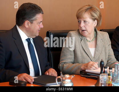 Berlin, Allemagne. 13e Août, 2014. La chancelière allemande, Angela Merkel (CDU) et vice-chancelier Sigmar Gabriel (SPD) parler au début d'une réunion du Conseil des ministres à la chancellerie à Berlin, Allemagne, 13 août 2014. Photo : Wolfgang Kumm/dpa/Alamy Live News Banque D'Images