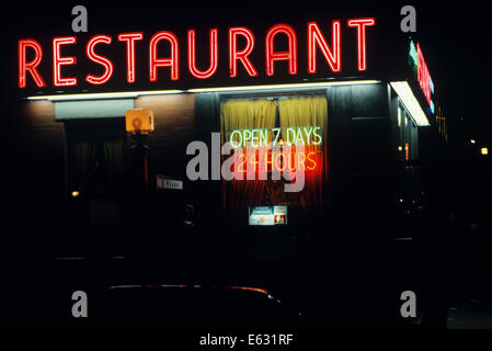 2010s NEON SIGN NUIT RESTAURANT OUVERT 7 JOURS 24 HEURES NEW YORK USA Banque D'Images