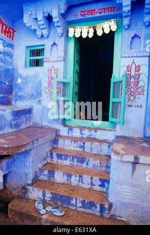 Porte de chambre peinte de JODHPUR EN INDE RAJASTHAN BLUE CITY Banque D'Images
