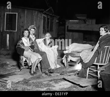 1930 10 mars 1933, lendemain du séisme GROUPE DE PERSONNES PAR SÉANCE DE NUIT DANS DES CABANES DE LA LOS ANGELES CALIFORNIA USA Banque D'Images