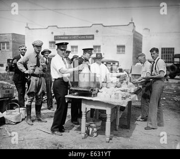 1930 10 mars 1933 APRÈS TREMBLEMENT DE GROUPE DE PERSONNES EN ATTENTE DANS LES LIGNES DE L'ALIMENTATION LONG BEACH CALIFORNIA USA Banque D'Images