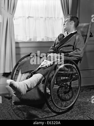 1940 MAN IN WHEELCHAIR JAMBE BANDÉE ET PIED LOOKING OUT WINDOW Banque D'Images