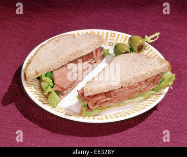 1960 roast beef sandwich sur pain de seigle sur OLIVES CURE-DENTS Banque D'Images