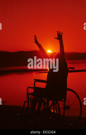 1980 SUNSET SUNRISE OSSATURE TEENAGE JEUNE FEMME DANS UN FAUTEUIL ROULANT Banque D'Images