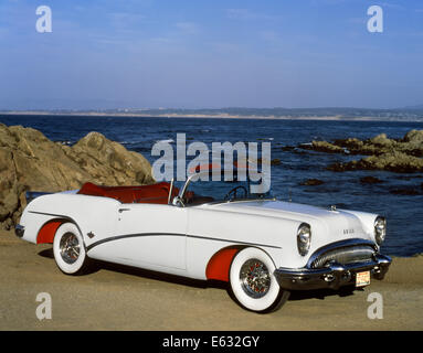 1954 BUICK SKYLARK CABRIOLET BLANC ON ROCKY BEACH Banque D'Images