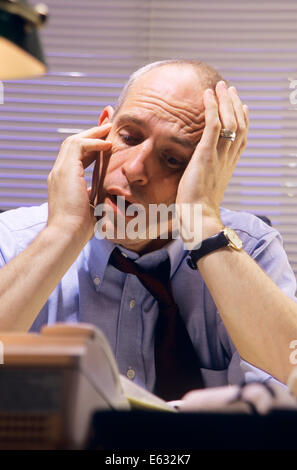 Souligné BUSINESSMAN HOLDING HEAD IN HANDS FUMER UNE CIGARETTE Banque D'Images