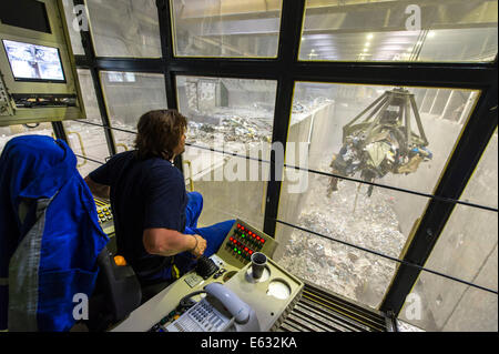 Un opérateur de grue est la supervision du transport des déchets à l'incinération dans une usine d'incinération de déchets, Essen-Karnap Banque D'Images