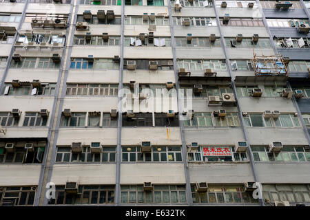 Façade typique d'un bâtiment avec l'extérieur de climatisation, Kowloon, Hong Kong, Chine Banque D'Images