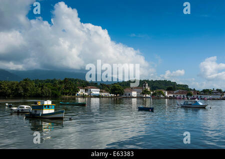 Bateaux dans le port, Paraty, Rio de Janeiro, Brésil de l'État Banque D'Images